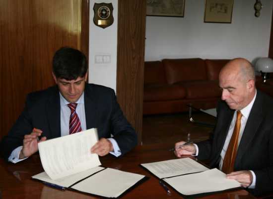 Momento de la firma del convenio