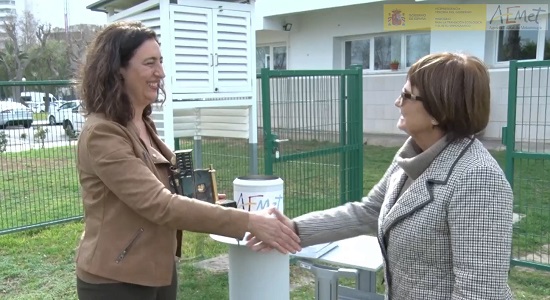 Francisca Comas Busquets, premio nacional al mejor colaborador tradicional de la red de climatología de 2022, con su galardón entregado por María José Guerrero, Delegada Territorial de AEMET en Islas Baleares