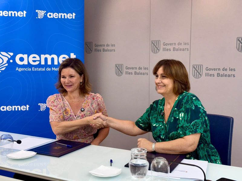 Firmal del convenio por parte de la presidenta de AEMET, María José Rallo, y la consellera de Presidencia y Administraciones Públicas, Antònia Maria Estarellas,